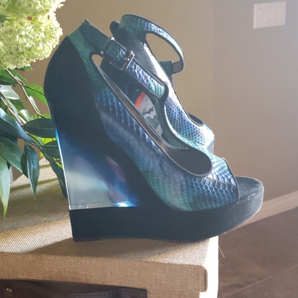 Shoes - Picture 7 of 8